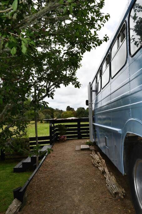Evi The School Bus At Oromahoe Downs Farm Puketona Экстерьер фото